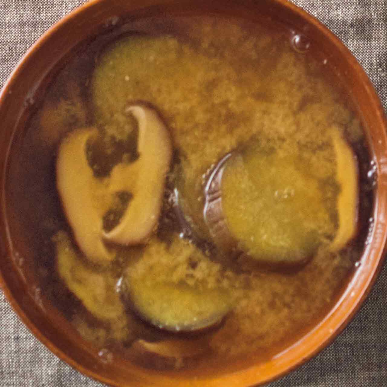 なすとしいたけのみそ汁 Byしらいのりこさんの料理レシピ プロのレシピならレタスクラブ