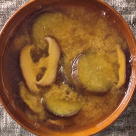 なすとしいたけのみそ汁 Byしらいのりこさんの料理レシピ プロのレシピならレタスクラブ