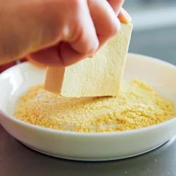 高野豆腐をすりおろしてころもに。こうばしく、見た目も味も、まるで揚げたような仕上がりになる。