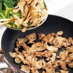 肉から出た脂で炒める！