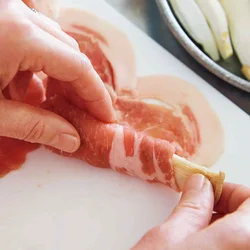 豚肉を広げてエリンギを巻く。巻き終わりに脂身がくるようにすると、焼いたときにはがれにくい。