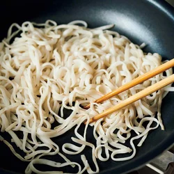 野菜や調味料の水分で水っぽくならないよう、麺は先にからいりして水分をとばすのが秘訣