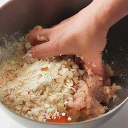 肉だねを作る