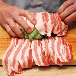 肉を重ね置き、レタスを芯にして巻く