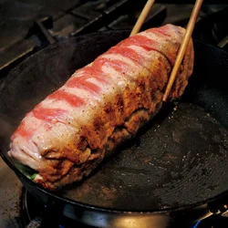 閉じ目を下にして焼き、くっついたら転がしながら焼く