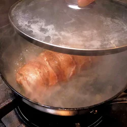 酒を加えてふたをし、蒸し焼きにしてふっくら仕上げる。