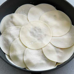 皮であんをはさむ