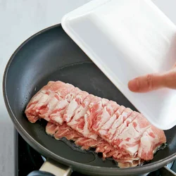 肉を焼く