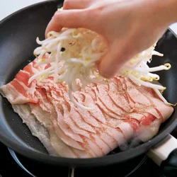 肉に野菜をのせる