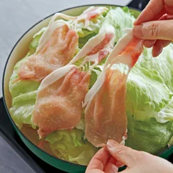 豚肉とレタスを重ねる