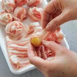 うずらの卵に肉を巻く