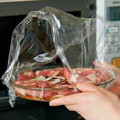 ※耐熱皿は「電子レンジ対応」と記載のあるものを使ってください。
※取り出すときは乾いた厚手のふきんやミトンなどを使用して、やけどに注意してください。
※電子レンジは600Wを基準にしています。
※ラップを「ふんわり」かけるときは、温度が上がり過ぎるのを防ぐため、皿とラップの間に空間ができるようにアーチ状にかけて。
※ラップを約50cm長さに切り、両端を皿に固定してから、手を通してラップを引っ張り上げ、山を作る。