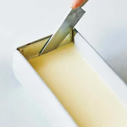 型の短辺の側面に沿ってペティナイフを入れると、取り出しやすい。