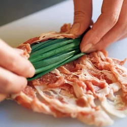 豚肉は万能ねぎの長さに合わせ、少し重なるように並べる。万能ねぎはギュッときつめに巻いて。