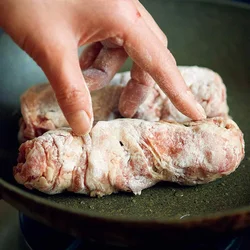 巻き終わりを下にして焼き始めれば、肉がくずれにくくなる。
