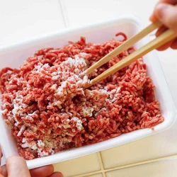 調味料はパックの中でざっくり混ぜるだけ