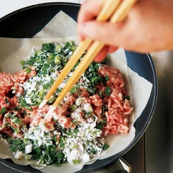 下味も野菜もフライパンの中でざっくり混ぜて