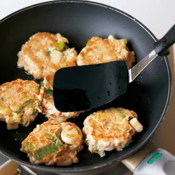 肉だねはへらで押して円盤形にし、焼きつける