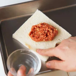 食パンは乾燥しているとくっつかないので水でぬらす