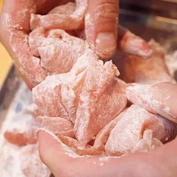 とり肉は薄いそぎ切りにし、片栗粉をまぶしてゆでることでパサつかず、ふわつるの食感に