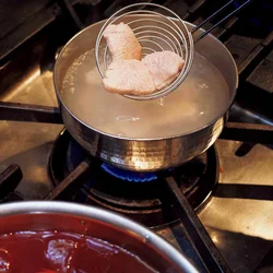 トマトを湯通しした鍋でとり肉もゆでるから、ひと鍋で完結