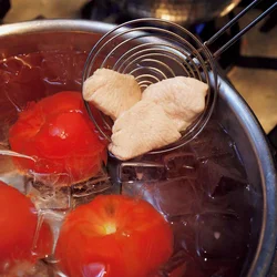 ゆでたトマトととり肉は同じ氷水にとってOK。だからボウルも1つで完結！