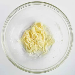 レンチン玉ねぎに粉を混ぜる