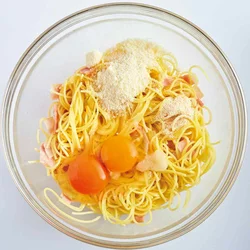 卵とチーズを混ぜる
