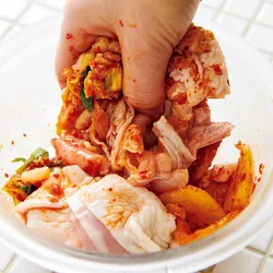 キムチをもみ込めば、下味がつき、肉もしっとり！