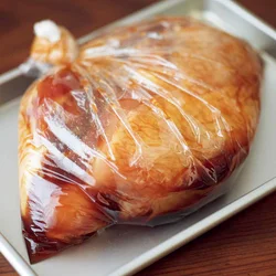 ボウルよりも厚手のポリ袋を使うと、少なめの調味料でもとり肉に味が浸透しやすい。保存用密閉袋を使っても。