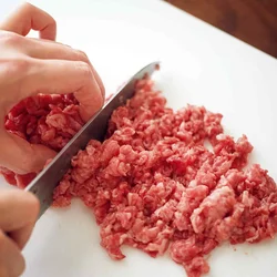 牛切り落とし肉は端から1cm幅に切り、向きを90度変えてさらに1cm幅に切るとよい。