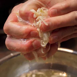 切り干し大根はしっかりもどしてから水けをよく絞り、味をしみやすくする