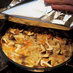 フライパンで煮ものをするときは、アルミホイルを具と煮汁に当たるようにかぶせて、味を煮含ませる。