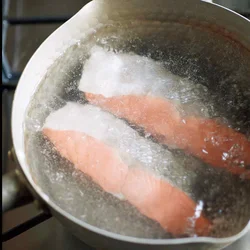 鮭は、グラグラ煮立てず、弱火でゆでるとしっとり仕上がる。