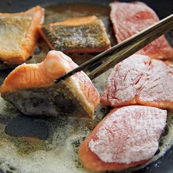 フライパンで焼いてうまみを閉じ込め…