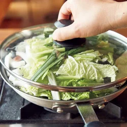 合わせ調味料を回しかけたら、ふたをして点火。途中で一度混ぜるだけで、手間なくとびきりおいしく仕上がる。