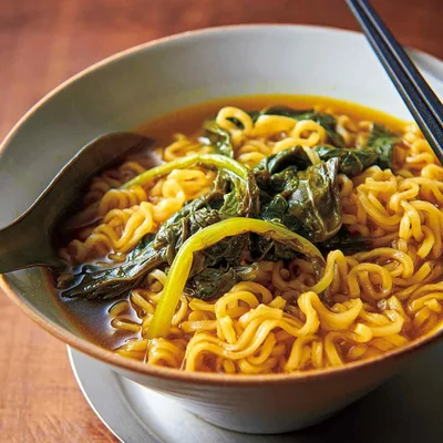 【締めごはん】カレーラーメン
残ったスープ2カップを煮立てて即席麺1玉を入れ、約2分煮る。

〈１肉１野菜鍋、ここがおすすめ！〉
（1）準備がラク：買い物も下ごしらえも少ないから、食べたいときにパパッとできます。
（2）シンプルだから飽きない：あれこれ入れないから食材の組み合わせの妙が際立ち、飽きないおいしさに！
（3）楽しみ方もいろいろ：スープで煮たり、蒸したり、焼いたり。一工夫して多彩なスタイルで楽しんで！