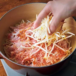 【POINT】もやしと肉を重ねることで、蒸らし効果で肉がやわらかくなる。