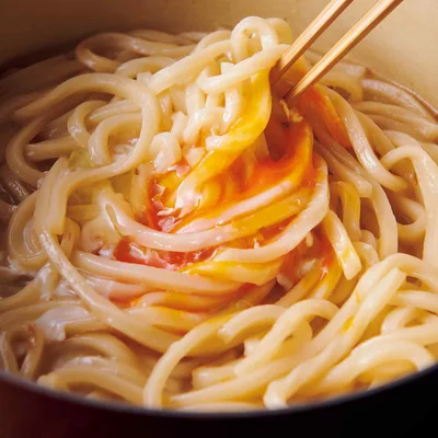 【締めごはん】和風カルボナーラうどん
残った汁に冷凍うどん2玉を加えて、弱めの中火で約4分煮ながら麺をほぐす。卵1個を加えて火を止め、さっとからめる。

〈１肉１野菜鍋、ここがおすすめ！〉
（1）準備がラク：買い物も下ごしらえも少ないから、食べたいときにパパッとできます。
（2）シンプルだから飽きない：あれこれ入れないから食材の組み合わせの妙が際立ち、飽きないおいしさに！
（3）楽しみ方もいろいろ：スープで煮たり、蒸したり、焼いたり。一工夫して多彩なスタイルで楽しんで！