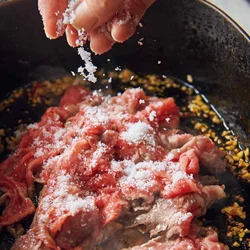 【POINT】肉に砂糖を直接ふって焼くと、カラメルのようなこうばしさが出る。