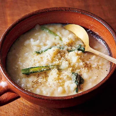 【締めごはん】豆乳リゾット
残ったスープ１ 1/2カップにご飯150gを入れて中火で熱し、とろりとするまで約3分煮る。仕上げに粉チーズ、粗びき黒こしょう各適量をかける。

〈１肉１野菜鍋、ここがおすすめ！〉
（1）準備がラク：買い物も下ごしらえも少ないから、食べたいときにパパッとできます。
（2）シンプルだから飽きない：あれこれ入れないから食材の組み合わせの妙が際立ち、飽きないおいしさに！
（3）楽しみ方もいろいろ：スープで煮たり、蒸したり、焼いたり。一工夫して多彩なスタイルで楽しんで！