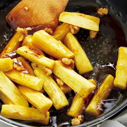 火を止めてから水溶き片栗粉を加えるのがポイント。だまになるのを防いで、なめらかな甘辛だれに！