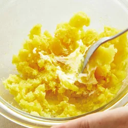 レンジ加熱したさつまいもにクリームチーズを加え、スプーンでくずしながら混ぜるだけで濃厚な味わいに！好みでクリームチーズの量を増やしても美味。