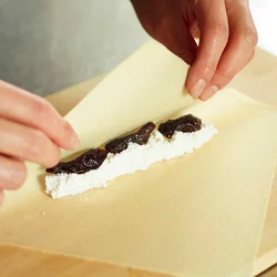 味わいが均一になるよう、プルーンは3等分し、チーズにのせる。