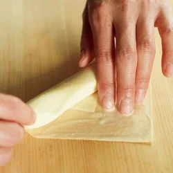 細長くスティック状に巻くとおつまみ向きに。端はしっかり留めて。