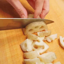 れんこんは揚げるので皮ごと使うのがいい。香ばしくなる