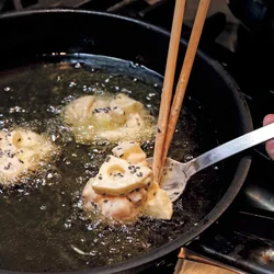 スプーンからすべらせて最初はいじらず、そのまま。しばらくしてから上下を返す。少ない油でできるのもいい。