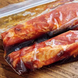 肉は漬け込むことで味がなじみ、やわらかくなる。
