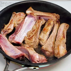 焼きつけてから煮ることで、うまみとこうばしさがアップ！