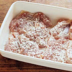 小麦粉をまぶすとうまみが閉じ込められ、ソースのとろみにもなる。